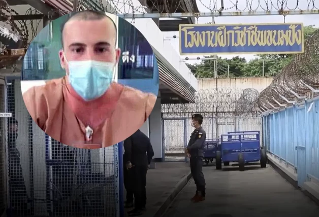 David Sancho con Mascarilla y la puerta de la cárcel donde está recluído.