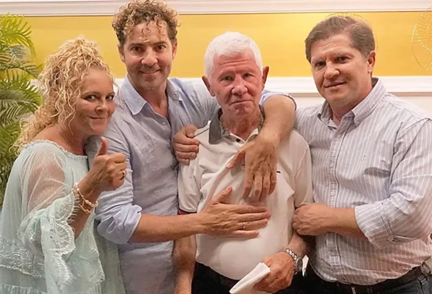 David Bisbal con su padre y sus hermanos.