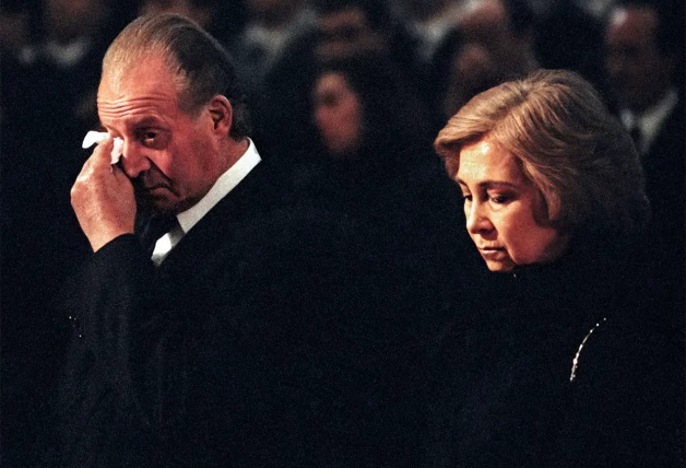 Las lágrimas de Juan Carlos y la tristeza de Sofía en el sepelio de la madre del emérito en el 2000.