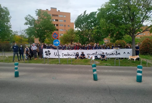 Antes de una operación complicada, más de 60 amigos lo animaron con una pancarta.