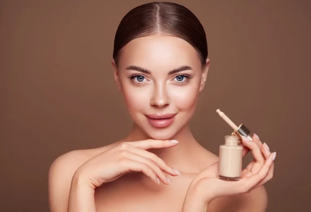 La base de maquillaje suaviza las arrugas e iguala el tono y la textura de la piel.