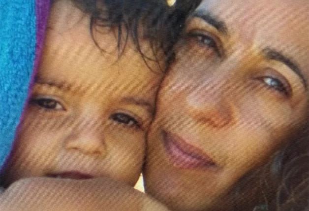 Rosario Flores con su hijo en brazos