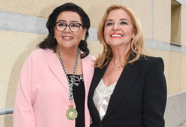 María del Monte con su mujer.