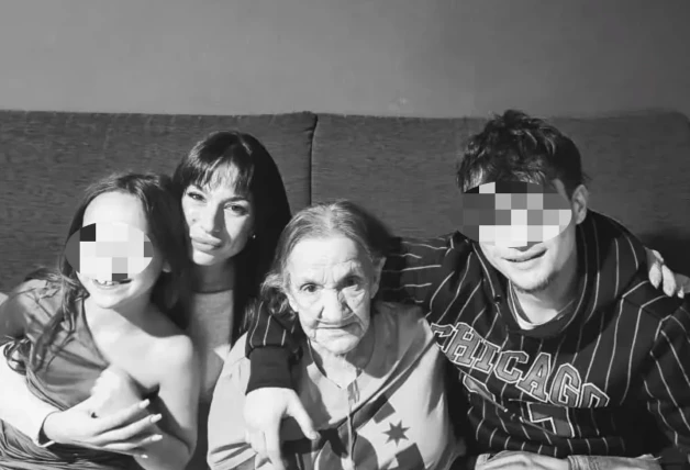 La abuela de Juan José Ballesta con Juanjito, hijo del actor, y más familiares.