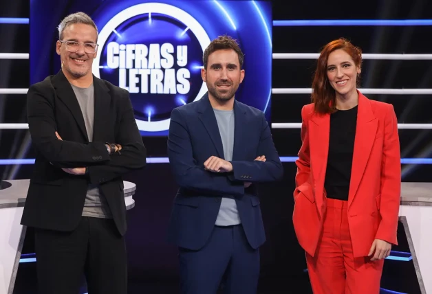 Aitor Albizua con sus colaboradores de 'Cifras y letras'.