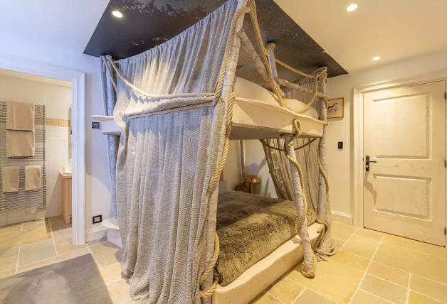 Habitaciones de la casa de los Alpes suizos donde Georgina Rodríguez se alojó con sus hijos
