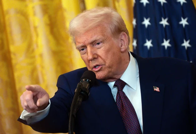 Donald Trump apuntando con un dedo