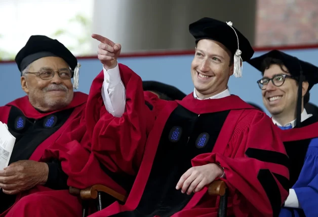 Mark Zuckerberg con virrete y toga en su universidad
