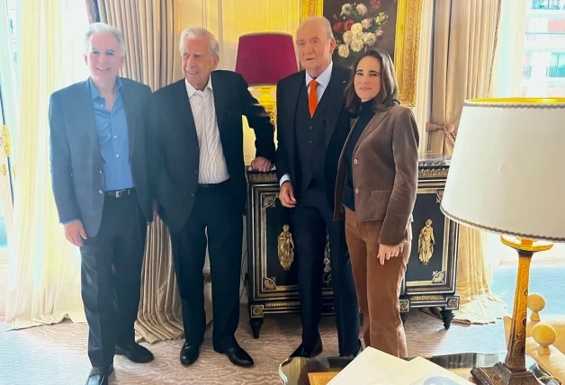 Juan Carlos I y Laurence Debray con Mario Vargas Llosa.