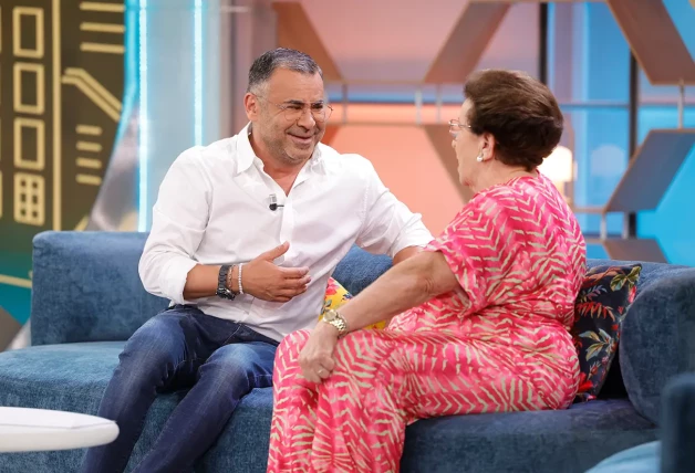 Jorge Javier sentado en un sofá junto a una señora invitada a su programa El diario de Jorge