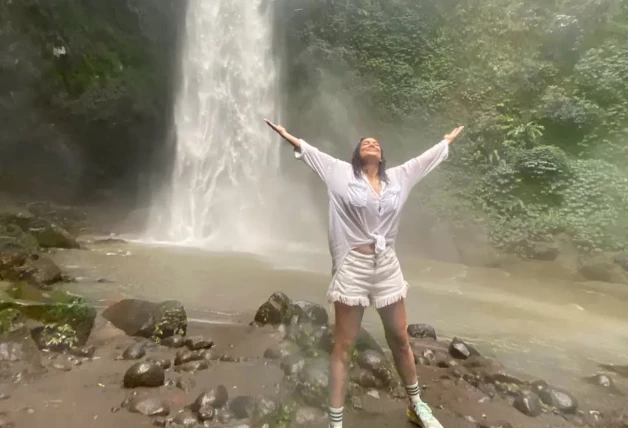 Monica Carrillo junto a una cascada en Bali.