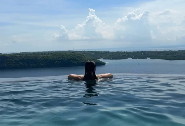 Monica Carrillo bañándose en una piscina en Bali.