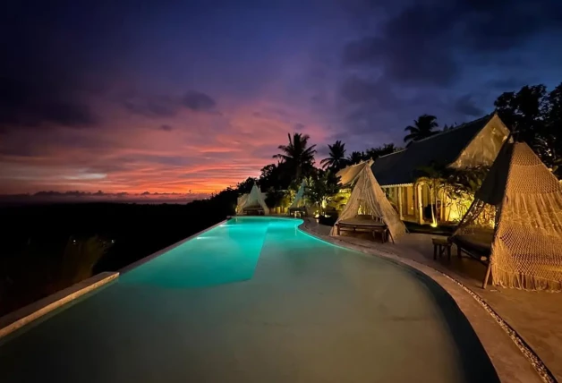 Piscina de un hotel en Bali por la noche