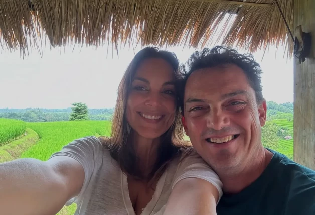 Monica Carrillo con su pareja en Bali
