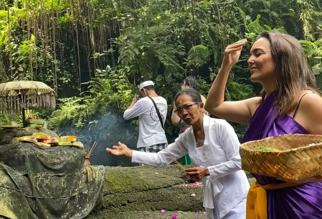 Monica Carrillo conociendo a los nativos y sus costumbres en Bali