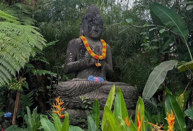 Escultura religiosa con un collar de flores en Bali