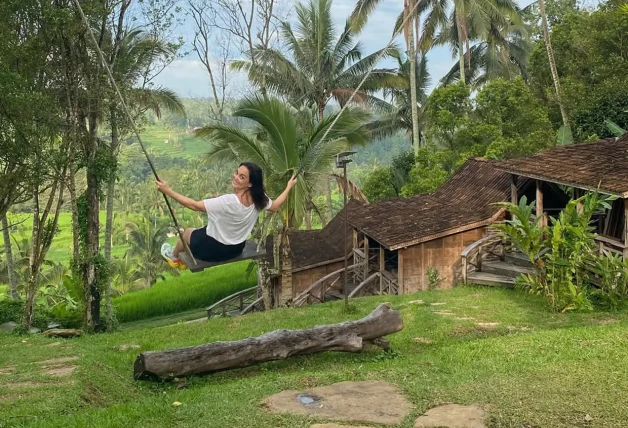 Mónica Carrillo en un columpio gigante en Bali.