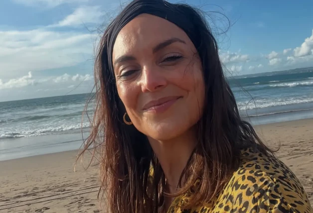 Monica Carrillo sonriente en un playa de Bali