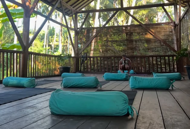 Clase de yoga en Bali