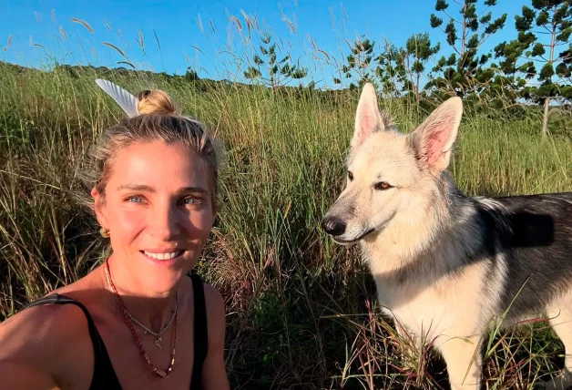 Elsa Pataky en un prado con su perro.