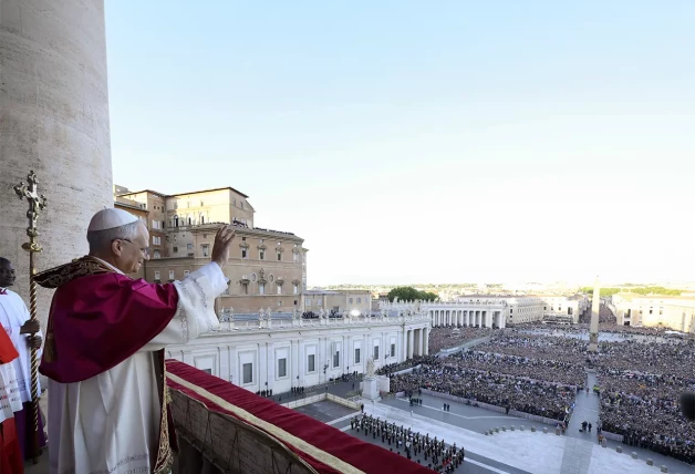 El Papa León XIV saludando desde un balcón.