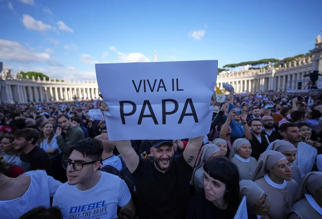 Personas delante de la basílica de San Pedro del Vaticano.