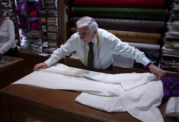 Sastre confeccionando el traje del Papa.