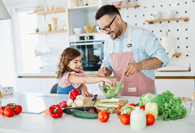 Padre cocinando con su hija