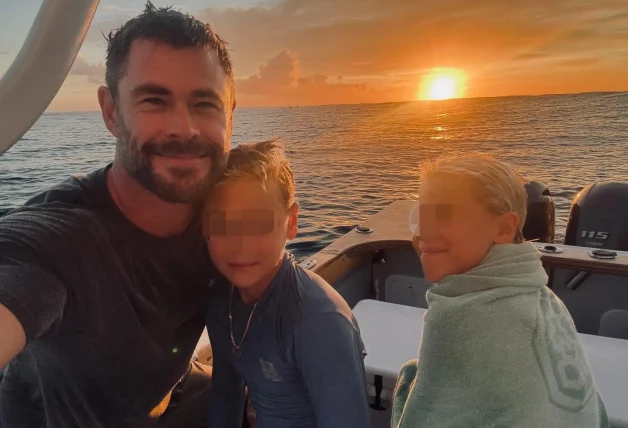 Chris Hemsworth con sus mellizos en las islas Fiji.