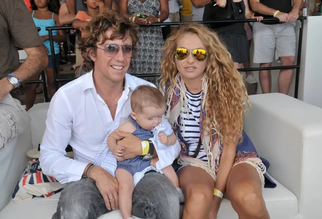 Colate Vallejo-Nágera y Paulina Rubio con su hijo pequeño en brazos