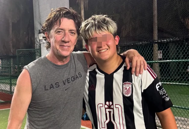 Colate jugando al futbol con su hijo.