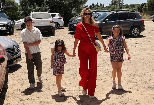 Irene Rosales, de 33 años, con Francisco y sus hijas, Ana y Carlota.