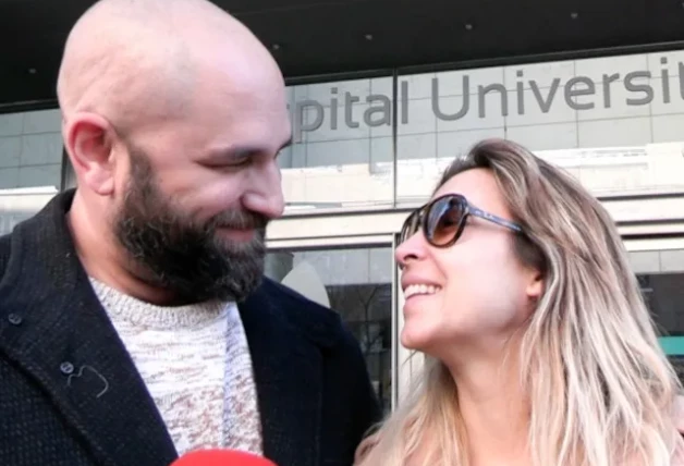 Gisela y José Ángel Ortega a las puertas del hospital donde nació Indiana.