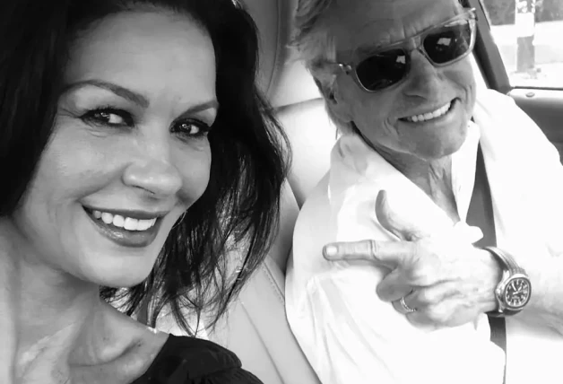 Catherine Zeta-Jones y Michael Douglas en un coche.