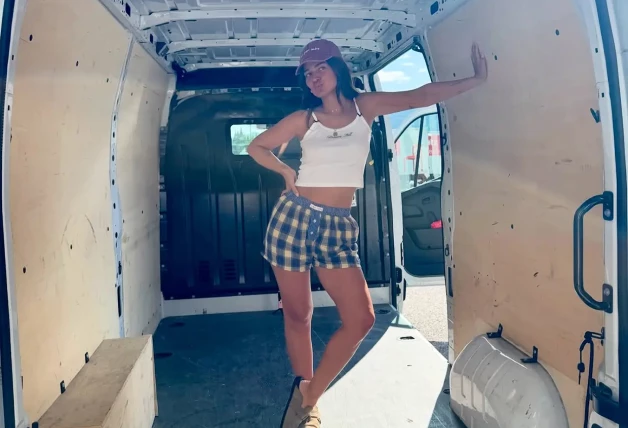 Laura Escanes posando dentro de una furgoneta