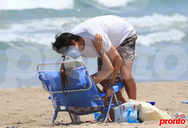 Ion Aramendi y María Amores besándose en la playa.