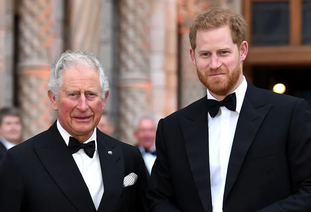 El rey Carlos III de Inglaterra y su hijo el Príncipe Harry