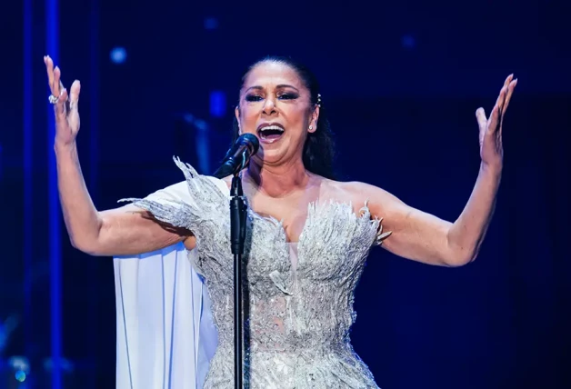 Isabel Pantoja cantando