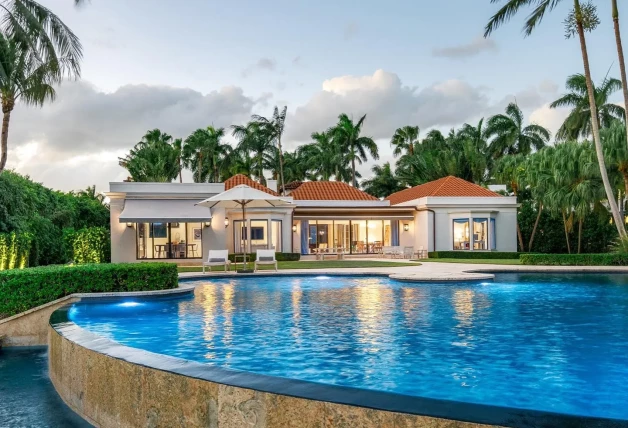 Una mansión de Indian Creek con piscina infinita.