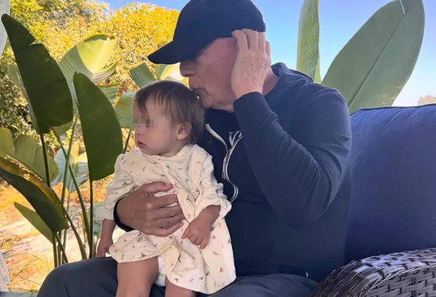 Su hija mayor, Rummer, lo ha hecho abuelo y él adora a la pequeña Louetta. 5