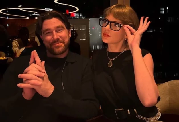 Travis Kelce y Taylor Swift en una imagen de redes