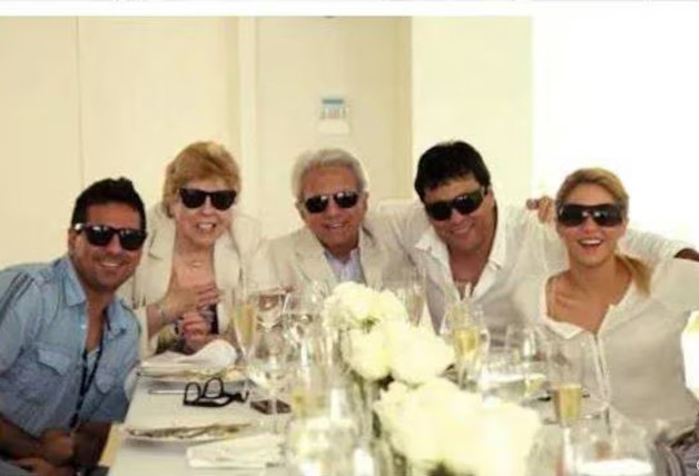 Shakira con sus padres (al fondo) y dos de sus hermanos, en Miami