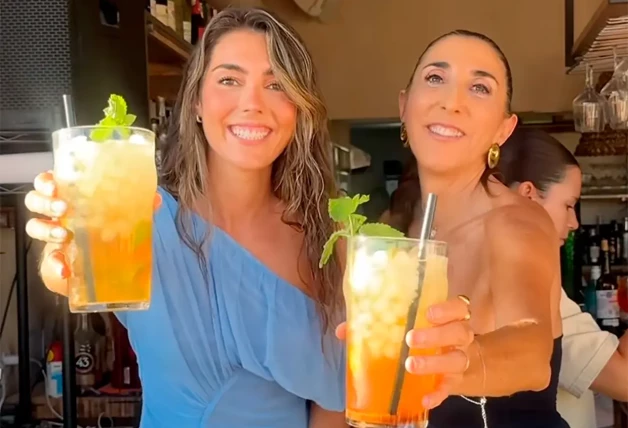 Anna Ferrer y Paz Padilla con bebidas en la barra de su bar