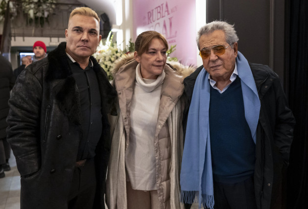 Andrés Pajares con Andrés Burguera y Juani Gil en el velatorio de Concha Velasco.