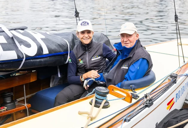 La infanta Elena en un velero con el rey Juan Carlos
