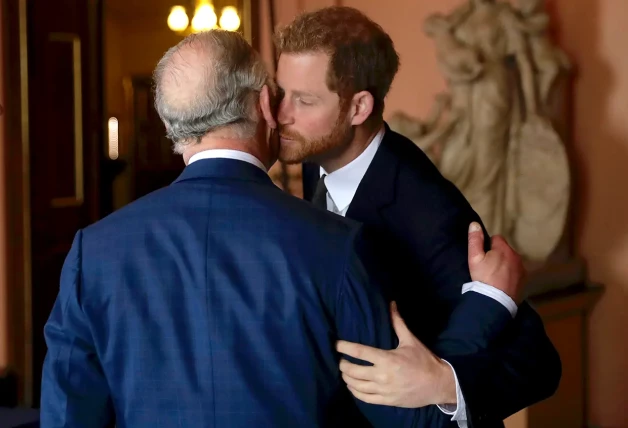 Príncipe Harry con su padre el rey Carlos III