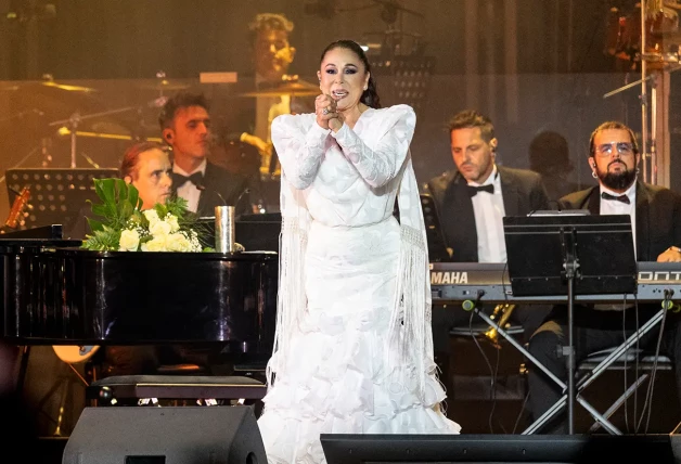 Isabel Pantoja actuando en uno de sus conciertos