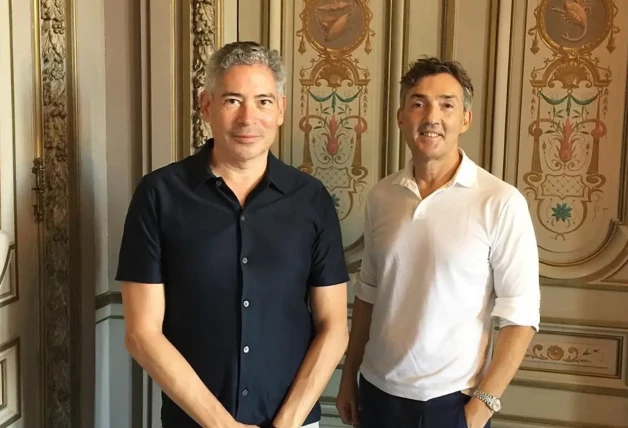Boris Izaguirre con su marido, el diseñador Rubén Nogueira, con el que lleva 34 años de feliz relación.