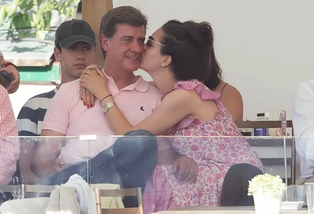 Cayetano Martínez de Irujo y Bárbara Mirjan dándose un beso