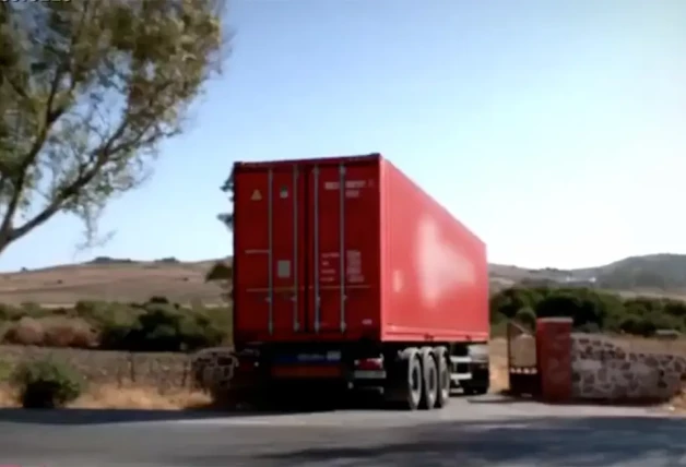 Uno de los camiones de mudanza que salieron de Cantora con las muchas pertenencias de la viuda de Paquirri.